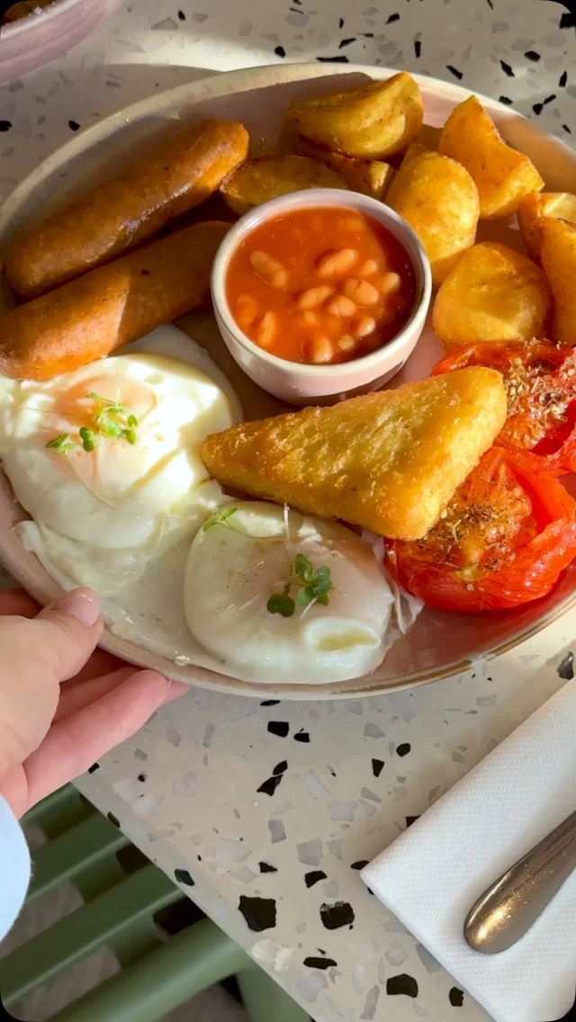 Have you spotted any of the new items on our menu? 

By popular demand we have added :
Nutella & Kinder Pancakes 
Vegetarian Breakfast
Apple & Cinnamon Porridge 
Pasta Bolognaise 

Which one are you going to try first? 

#newmenu #nutellapancakes #porridge #veggiebreakfast #pasta #dublincafe #dublinfood